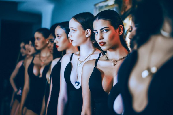 Maîtriser l"élégance des pois : conseils pour un look sophistiqué sans enfantin